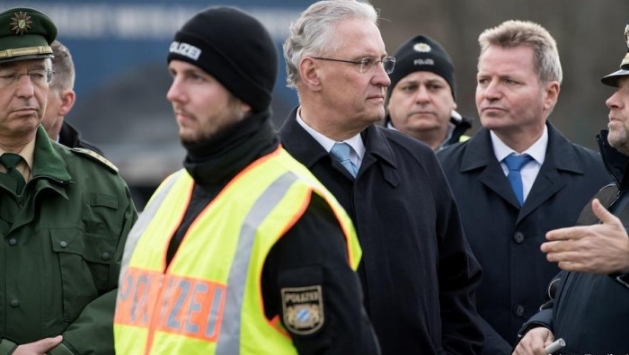 وزير ألماني يؤيد ترحيل لاجئين...