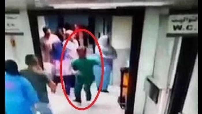 طيبب سوري يتعرض للضرب داخل مست...