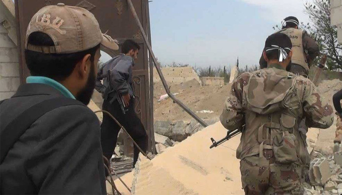 بهجوم مباغت.. جيش الإسلام يسجن...