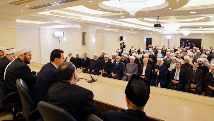 اﻷسد يحاضر عن التوحيد وقشور الشريعة بجمع من مشايخه!