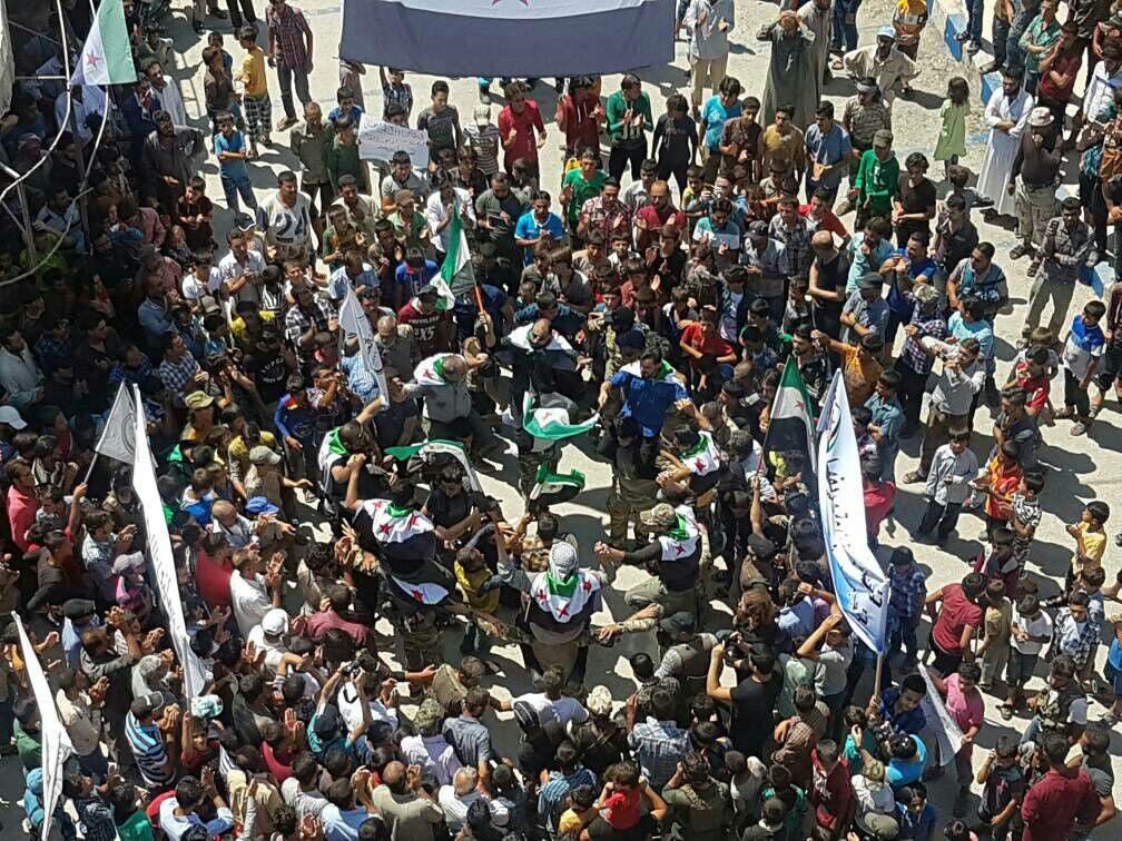 مظاهرات بمناطق سورية تطالب بال...