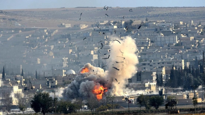 النظام يواصل حملته على إدلب شمالا ومجهولون يختطفون له ضابطين بدرعا جنوبا 