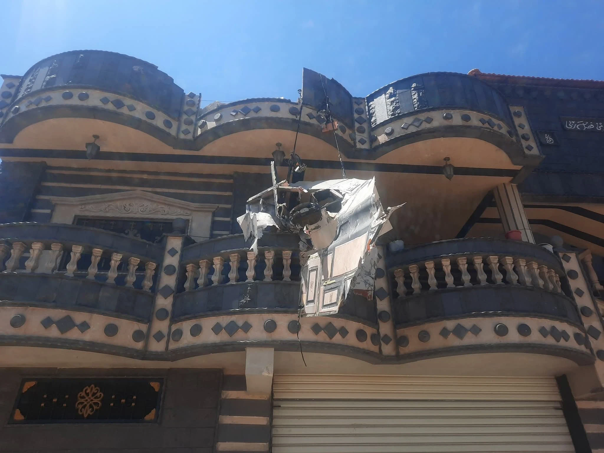 سقوط صاروخ ومسيرة إيرانية بريف...