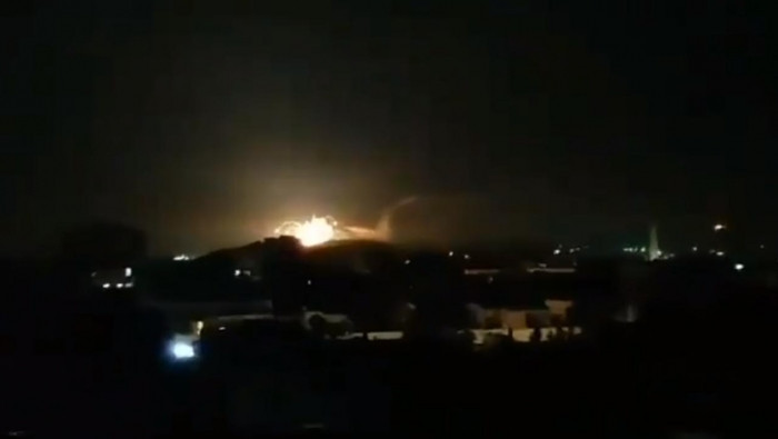 6 طائرات حربية تقصف مواقع لإير...