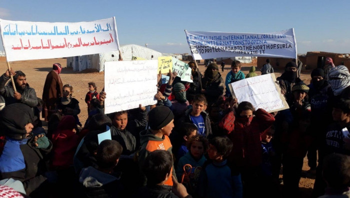 "الركبان" يتظاهر لفتح ممرات آم...