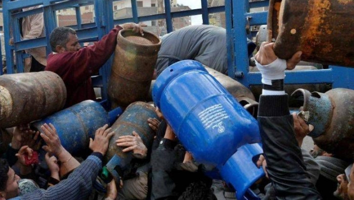 رجل مسن ضحية الوقوف على طابور...