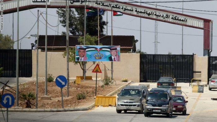 النظام يعتقل شابين عائدين من ا...