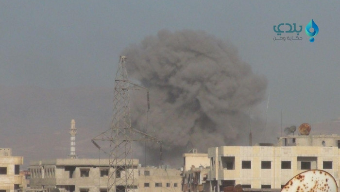 عشرات العالقين تحت أنقاض مخيم...