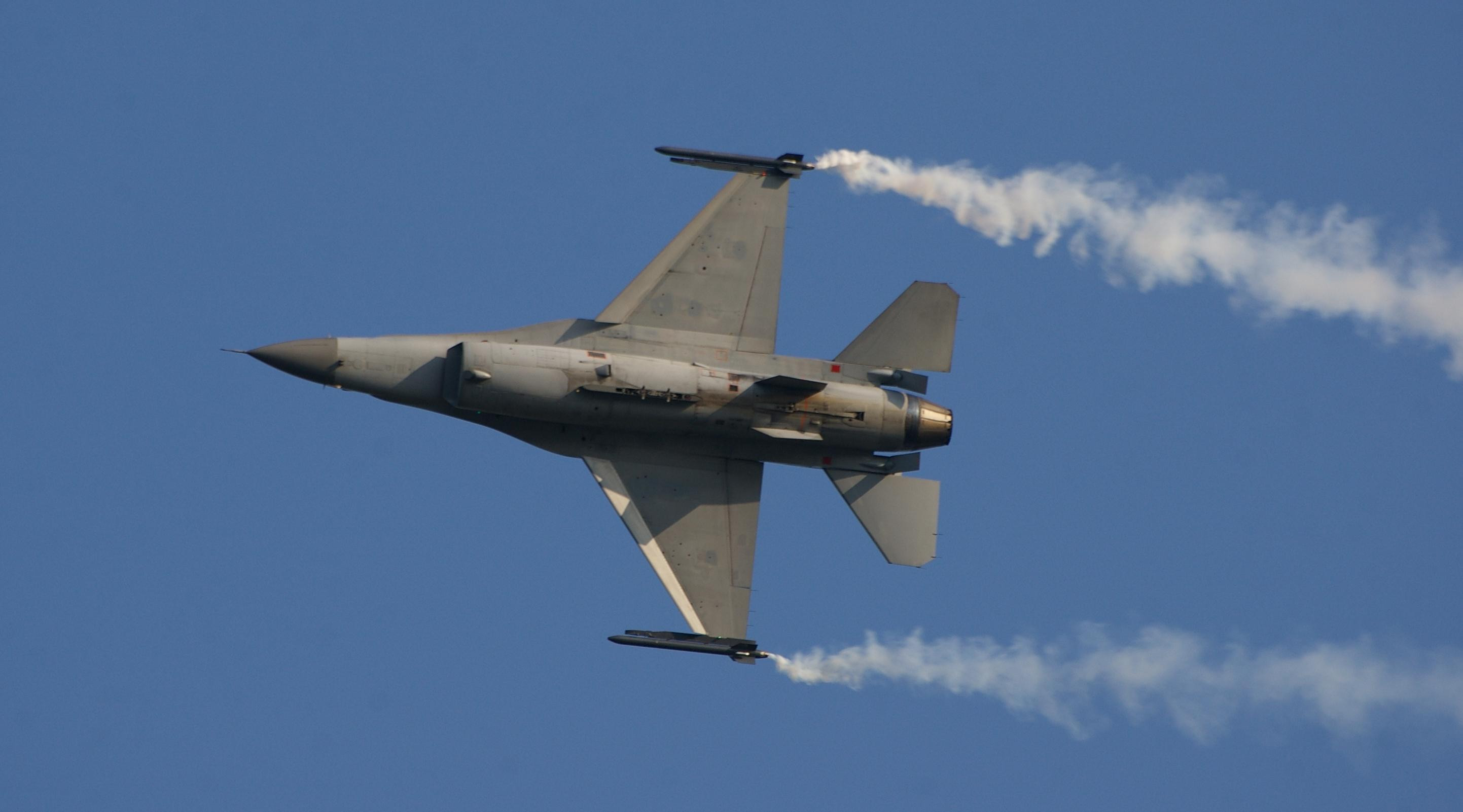 طيران التحالف يقتل 9 مدنيين من...