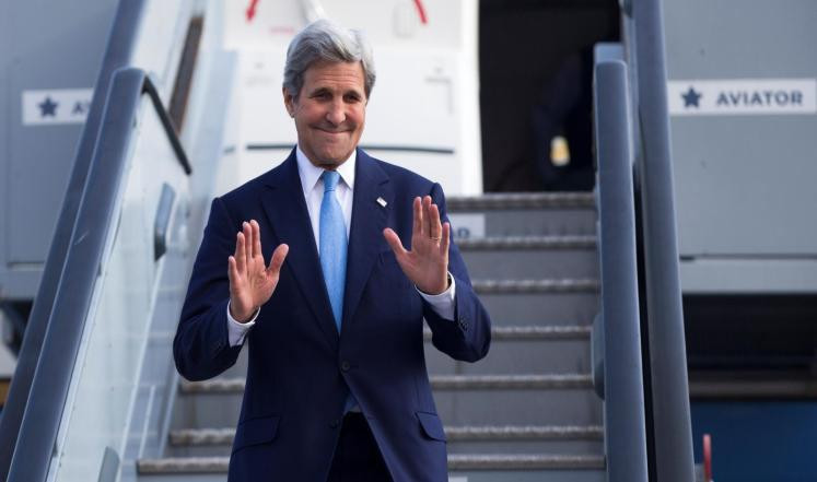 كيري يدعم ضرب الأسد!