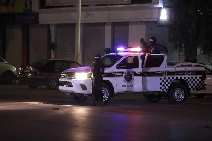 جرحى باشتباكات بين الشرطة ومجم...