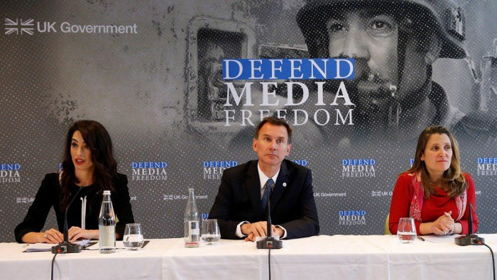 أمل كلوني تقود حملة للدفاع عن...