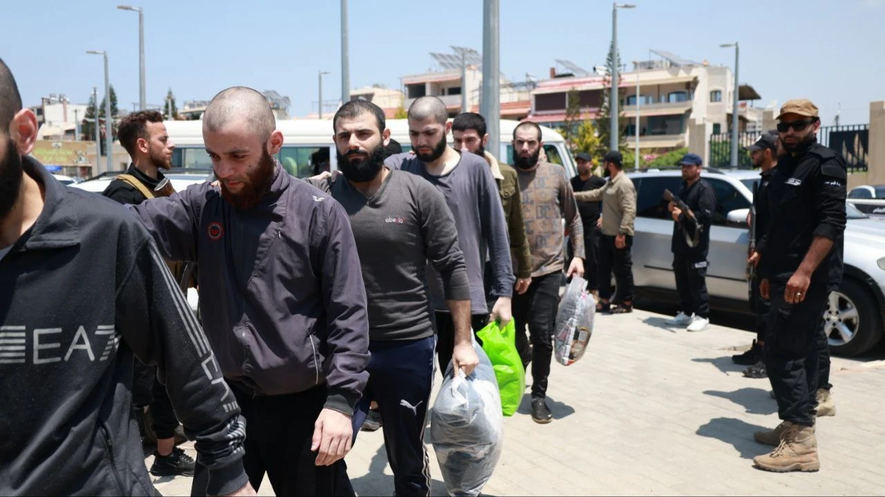 بينهم ضباط من النظام السابق.....