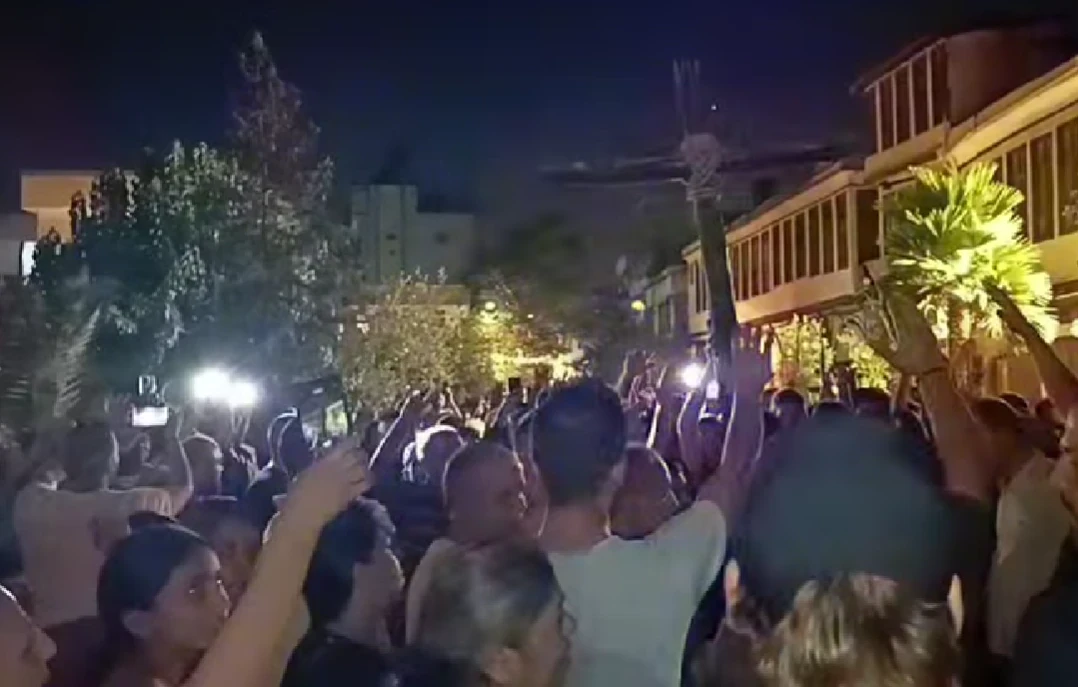 بعد تفجير مار إلياس.. مظاهرات...