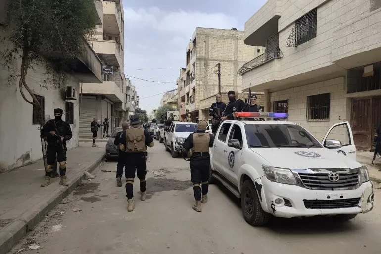 حملة اعتقالات تطال ضباطاً بارز...