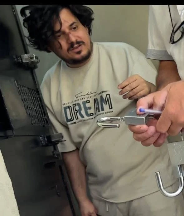 ناشط سوري يوثق آثار الذي تعرض...