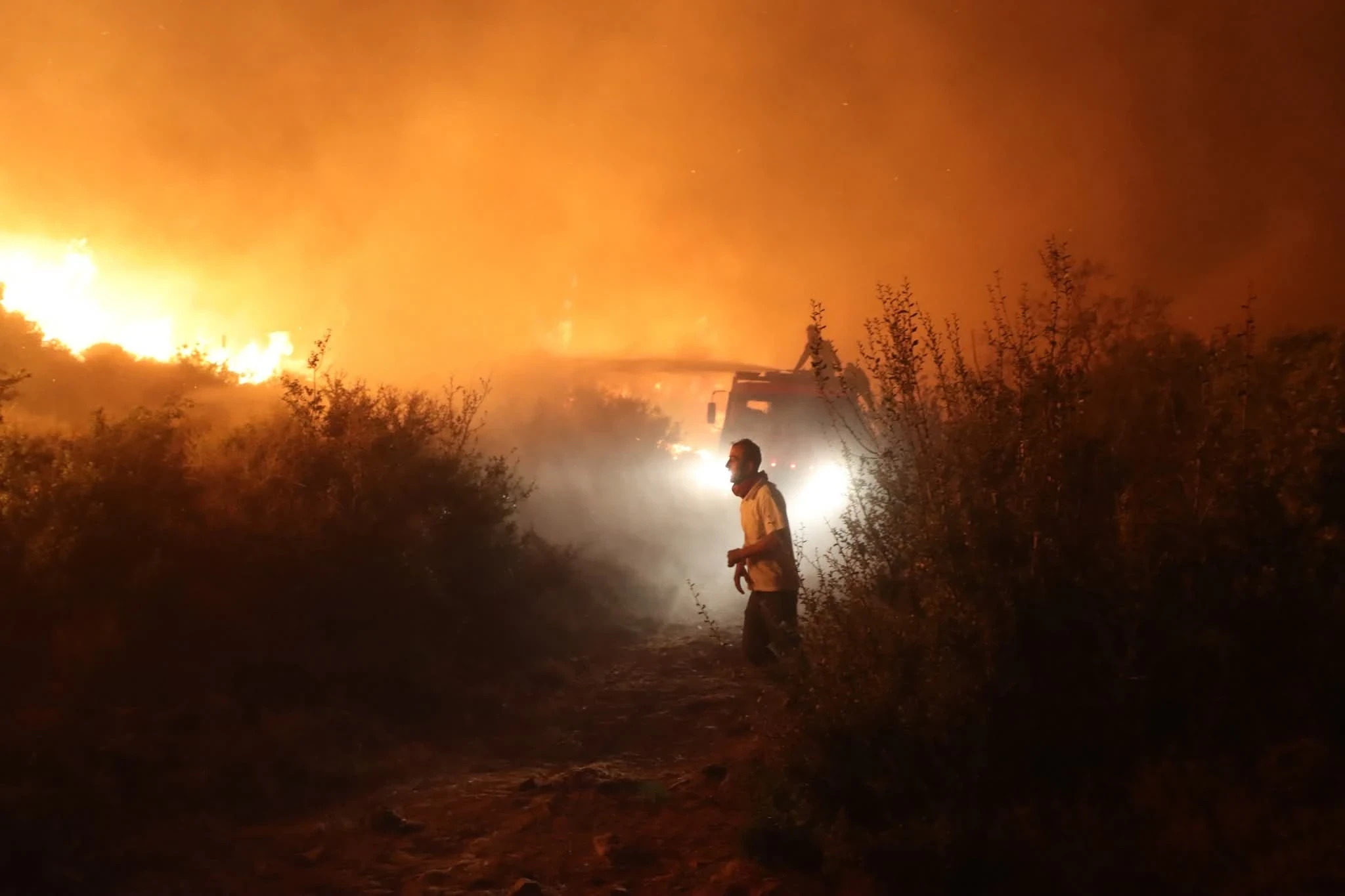 فرق الإطفاء تسيطر على 80% من ح...