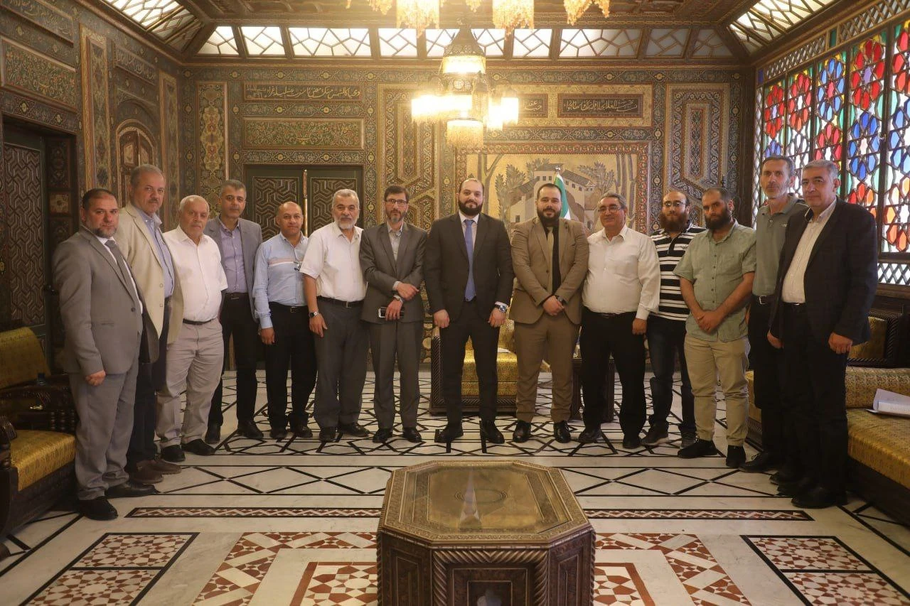 محافظ دمشق يناقش مع وجهاء المز...