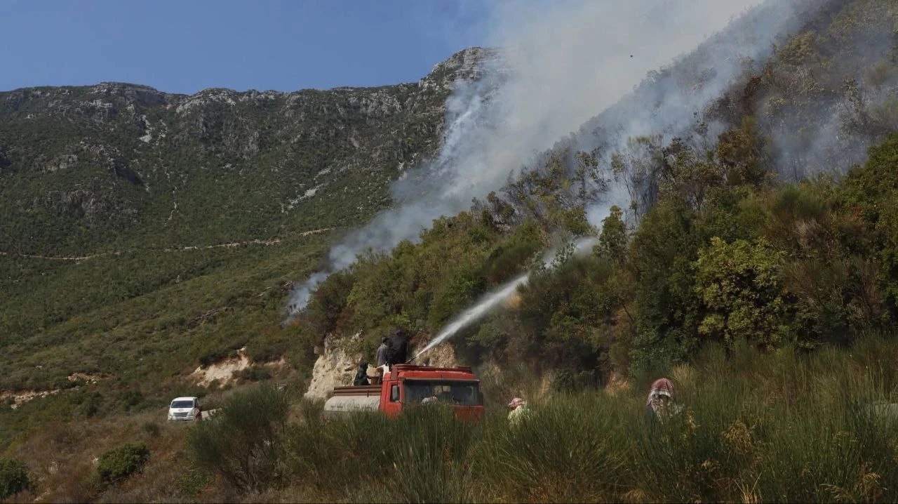 فرق الإطفاء تستمر بإخماد حرائق...