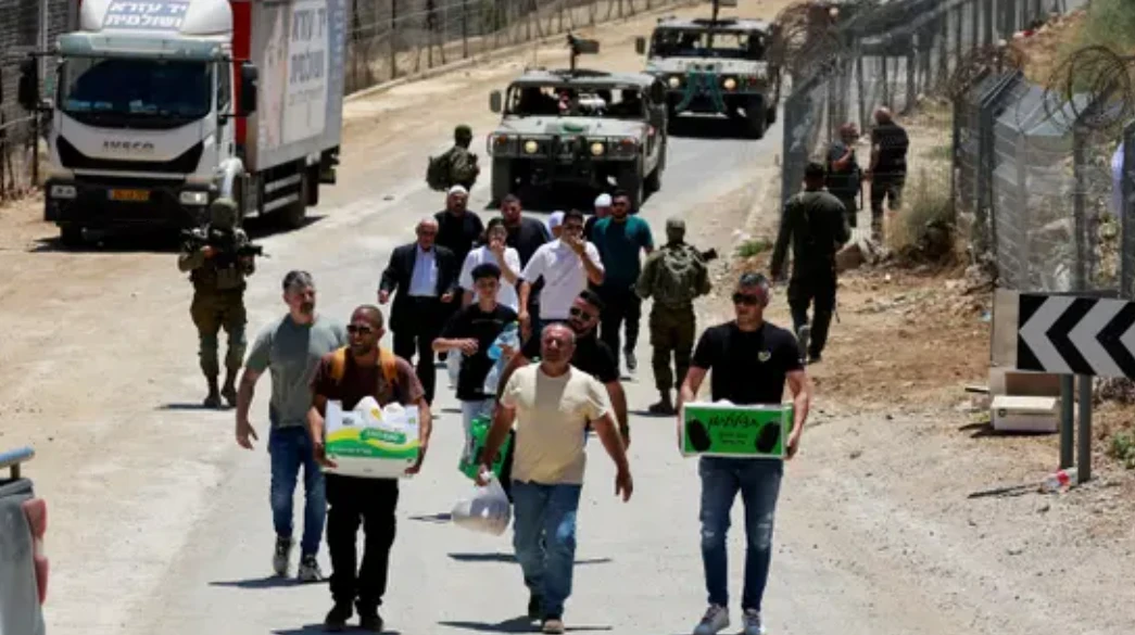 إسرائيل تنقل "مساعدات إنسانية"...