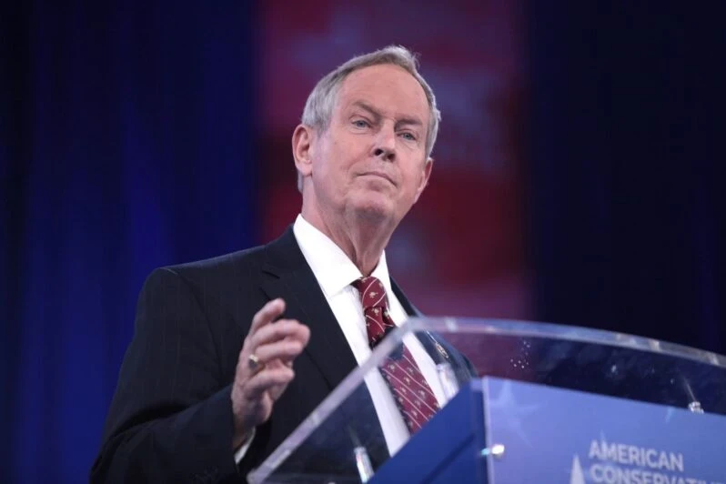 نائب أمريكي يقدّم مقترحاً لرفع...