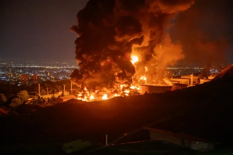 إسرائيل تضرب إيران.. تدمير صوا...