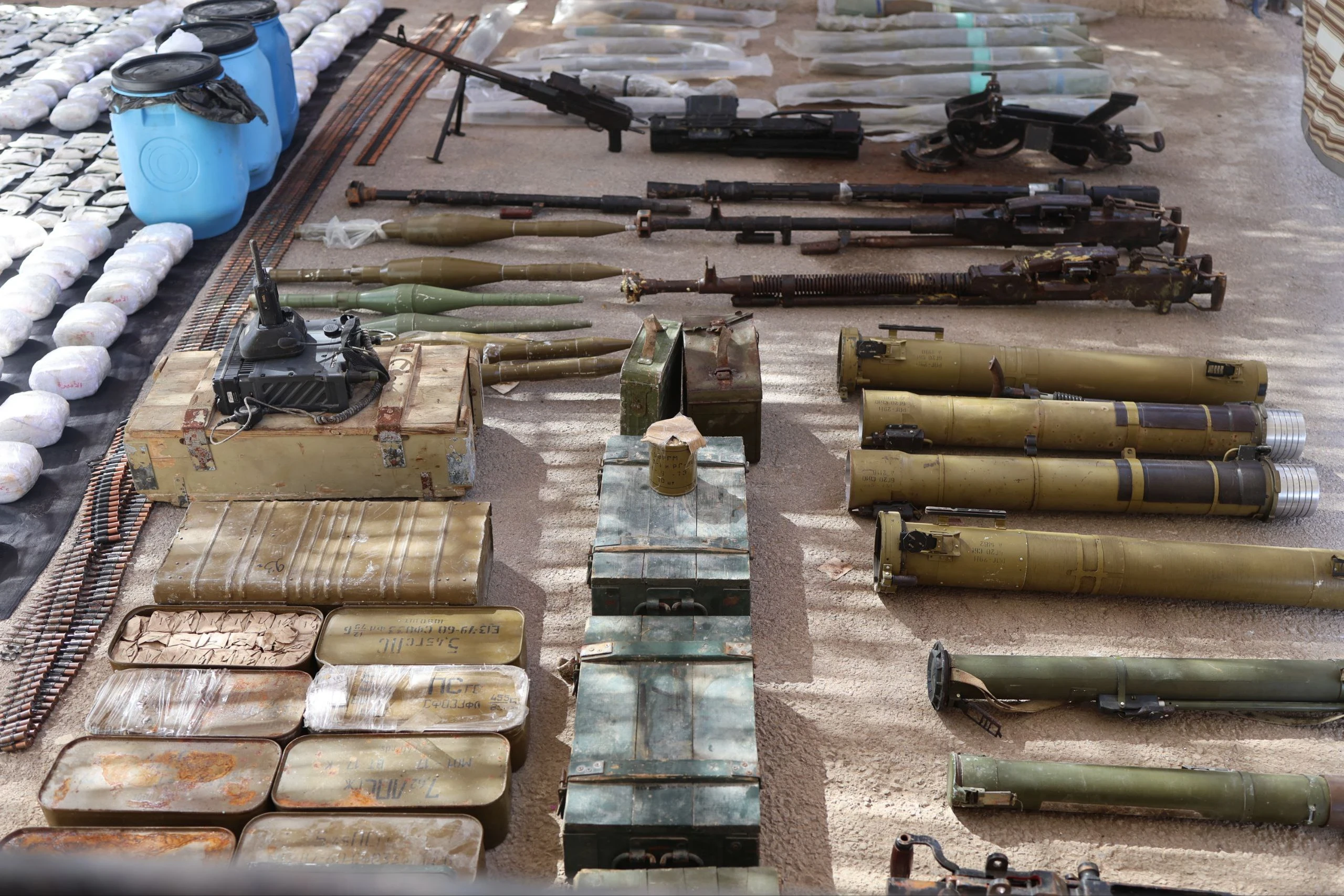 ضبط كميات كبيرة من المخدرات وا...