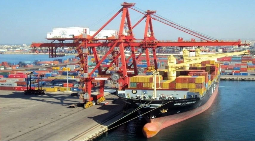 مرفأ اللاذقية يستقبل باخرة محم...