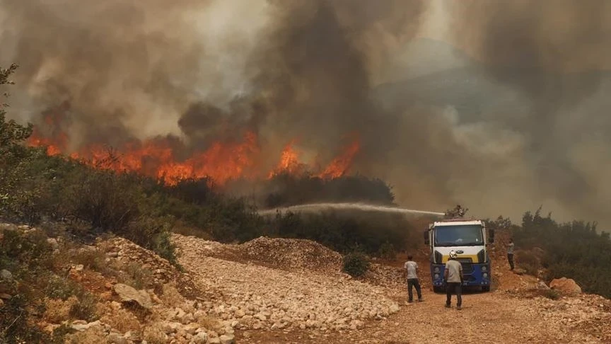 الدفاع المدني يواصل إخماد حرائ...