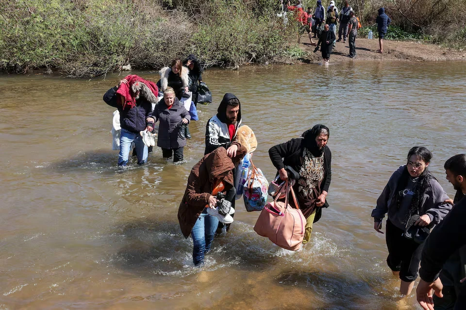 رويترز: عشرات النساء العلويات...