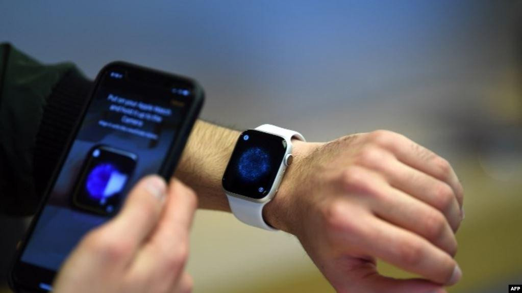 طبيب يرفع دعوى على "آبل" بسبب...