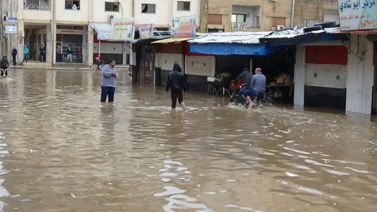 مياه الأمطار تغمر شوارع درعا و...