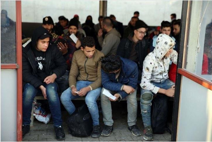 تركيا تضبط 320 لاجئا منهم سوري...