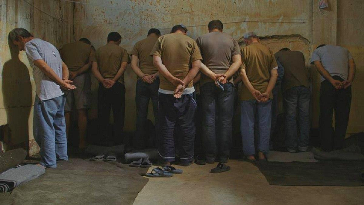 حمل جثث زملائه في السجن.. سوري...