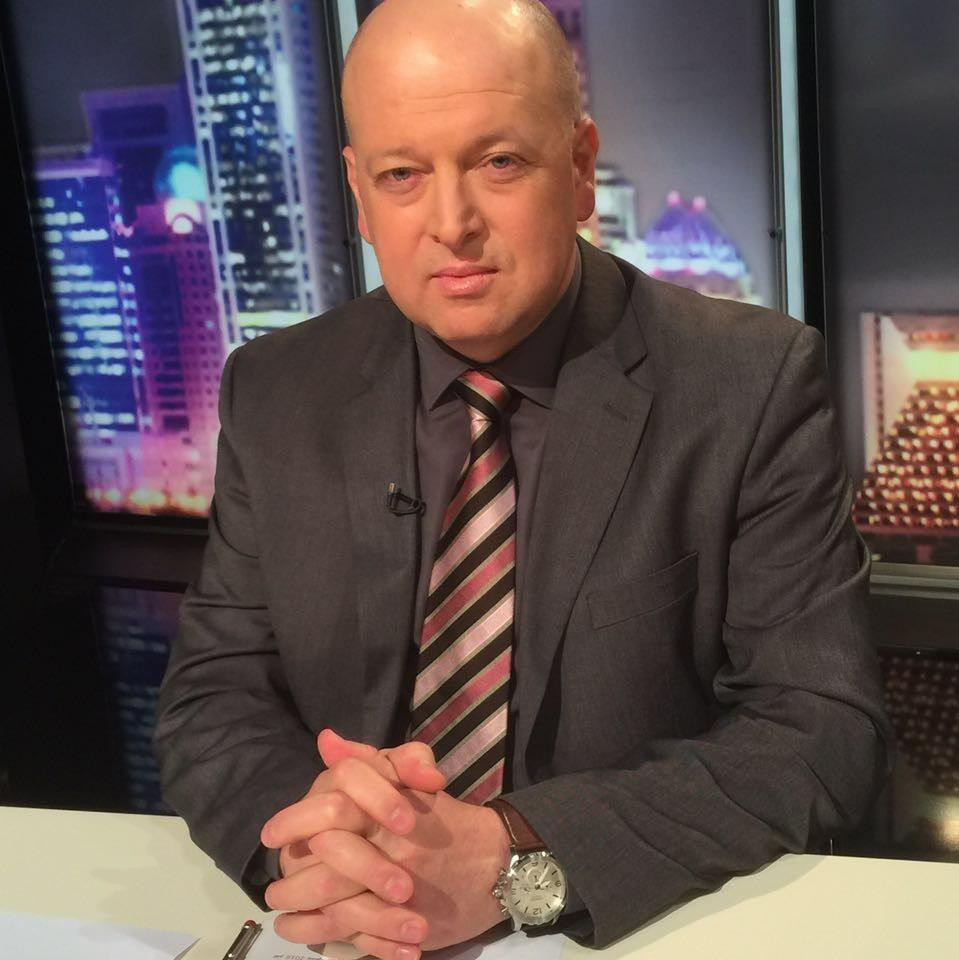 وجه إعلامي بارز مدافع عن الأسد...