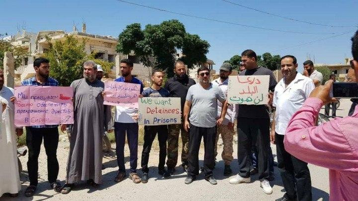 درعا.. المدنيون ينظمون وقفة تض...