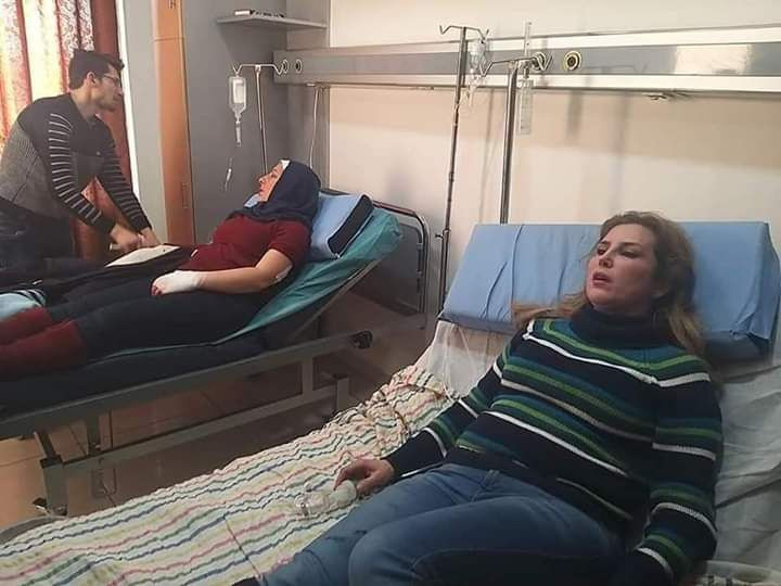 إصابة مراسلة موالية ومصوري قنا...