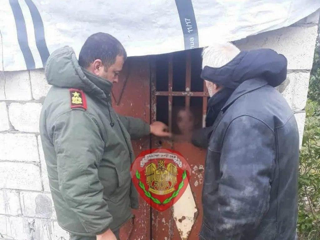 أب وزوجته يحبسان طفله من طليقت...