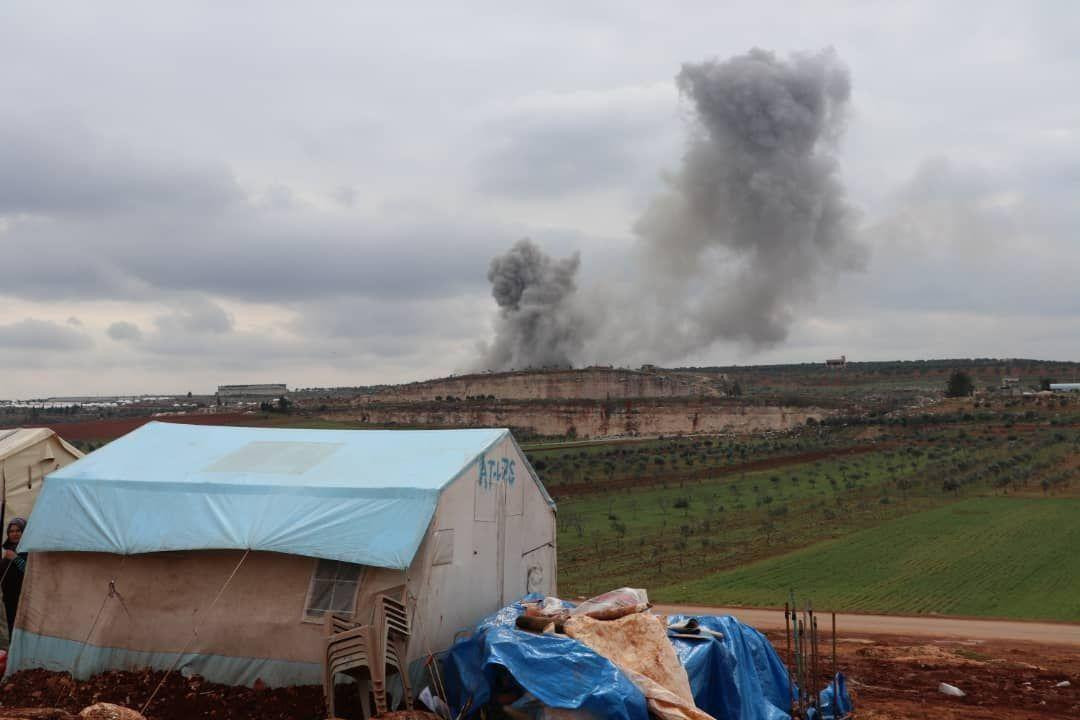 إدلب.. النظام يقصف مخيما للناز...