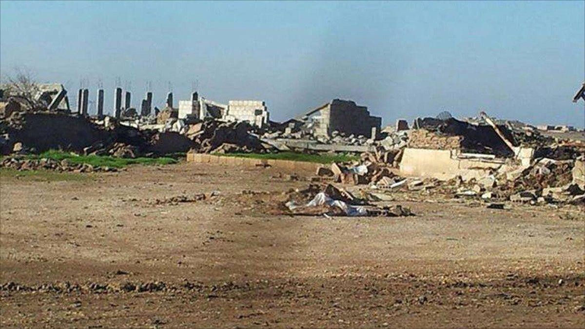 الرقة.. عناصر من "قسد" يحرقون...