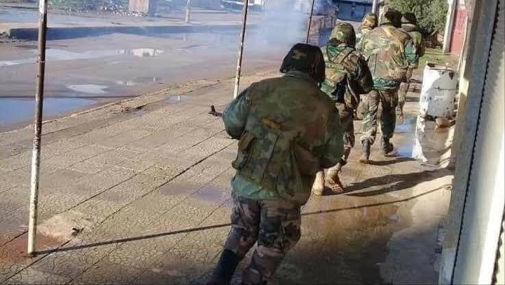 قوات النظام تحرق منازل مقاتلي...