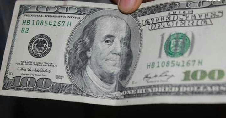 الليرة تهوي أمام الدوﻻر 