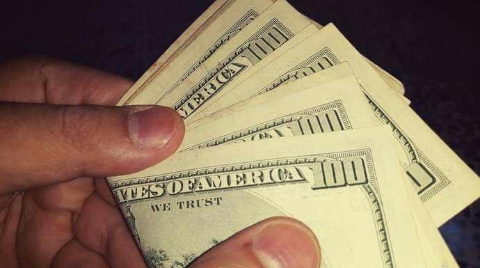 الدوﻻر يتراجع بشكل طفيف أمام ا...