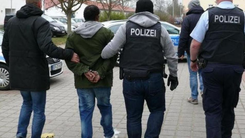 لاجئ سوري يطارد لصا ويعيد مسرو...