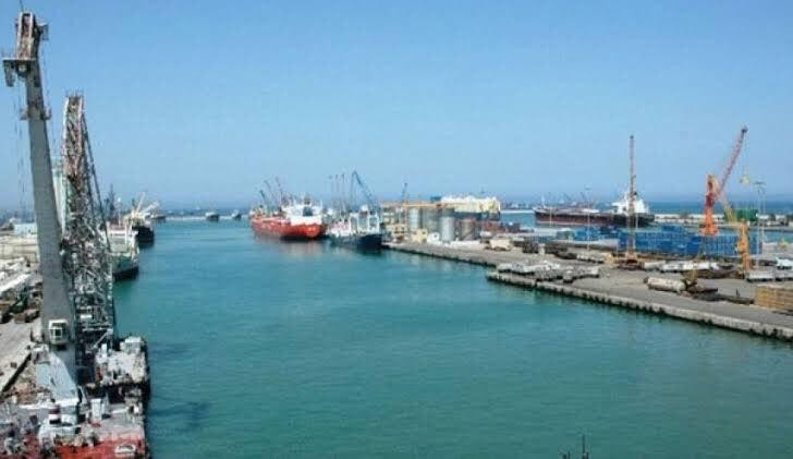 محملة بالقمح والأرز والإسمنت.....