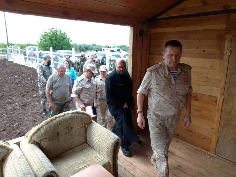 قائد القوات الروسية يلتقي بقاد...