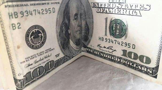 استقرار الدوﻻر فوق الـ 1400 لي...