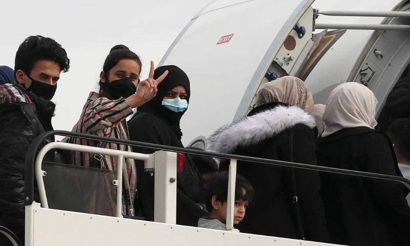 بينهم سوريون.. نقل 50 لاجئا من...