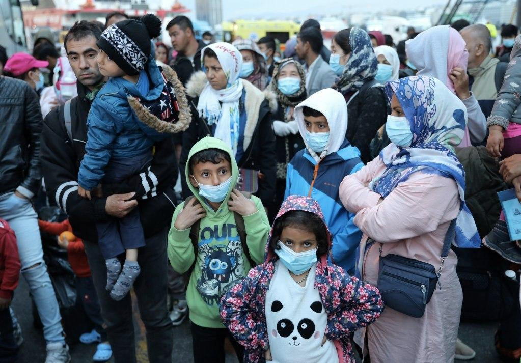 قارب مهاجرين يكسر حظر كورونا و...