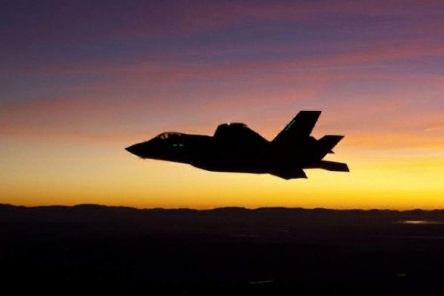 طيران مجهول يقصف حقلا نفطيا لل...